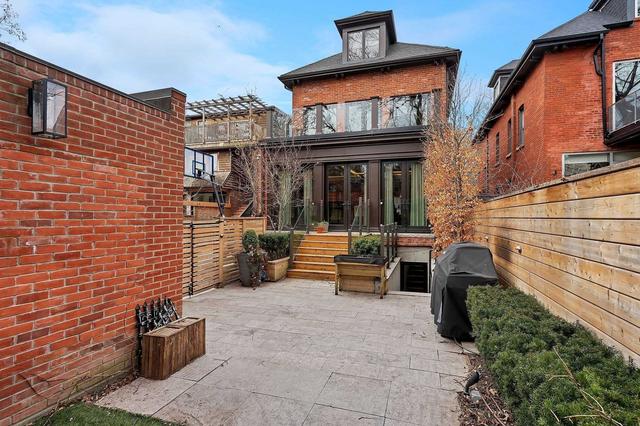 39 Howland Ave, House detached with 3 bedrooms, 4 bathrooms and 2 parking in Toronto ON | Image 25