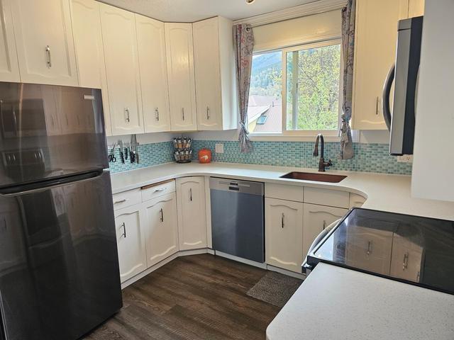 402 Innes Street W, House detached with 3 bedrooms, 2 bathrooms and 4 parking in Nelson BC | Image 4