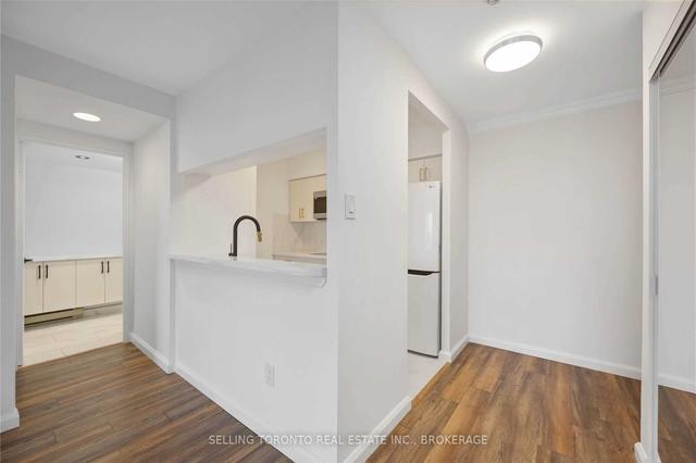 712 - 1055 Bay St, Condo with 1 bedrooms, 1 bathrooms and 1 parking in Toronto ON | Image 5