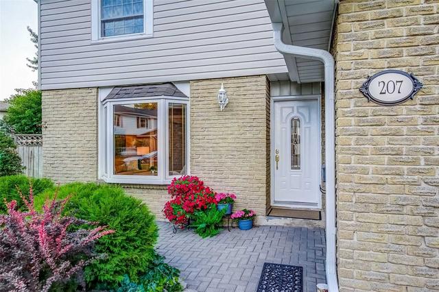 207 Cullum Crt, House semidetached with 4 bedrooms, 4 bathrooms and 3 parking in Burlington ON | Image 1