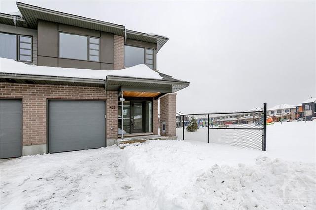 422 Trident Mews, Townhouse with 3 bedrooms, 3 bathrooms and 2 parking in Ottawa ON | Image 1