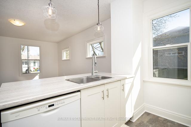 76 Baldwin Ave, House detached with 2 bedrooms, 1 bathrooms and 4 parking in Brantford ON | Image 5