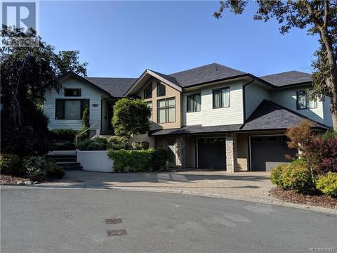 4115 Rogers Ridge, House detached with 4 bedrooms, 4 bathrooms and 2 parking in Saanich BC | Card Image