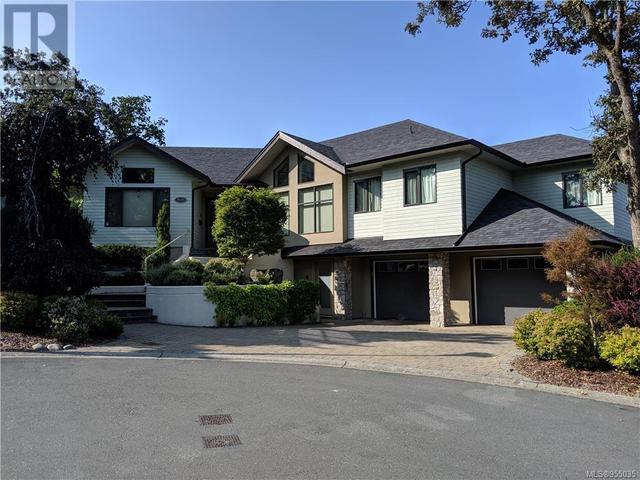 4115 Rogers Ridge, House detached with 4 bedrooms, 4 bathrooms and 2 parking in Saanich BC | Image 1