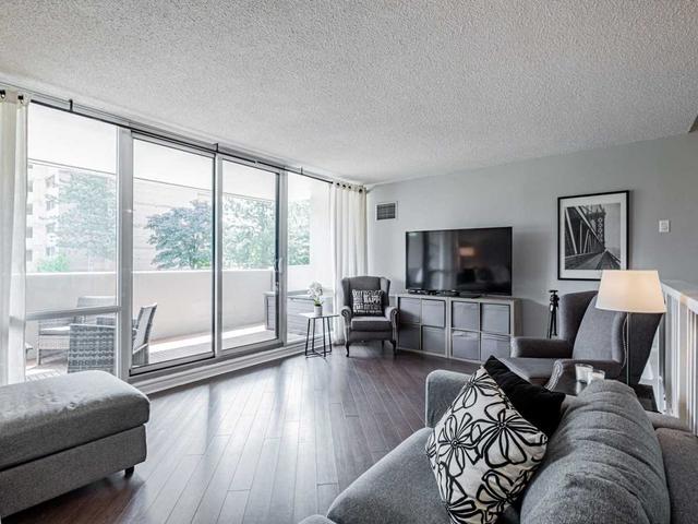 210 - 260 Scarlett Rd, Condo with 3 bedrooms, 2 bathrooms and 1 parking in Toronto ON | Image 6