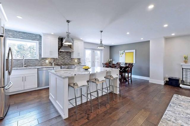 17 Whitefriars Dr, House detached with 3 bedrooms, 4 bathrooms and 3 parking in Toronto ON | Image 2