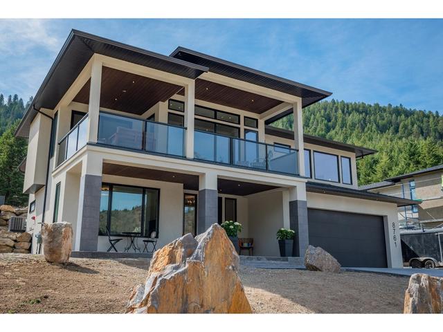 8761 Riverside Drive, House detached with 4 bedrooms, 4 bathrooms and null parking in Grand Forks BC | Image 2