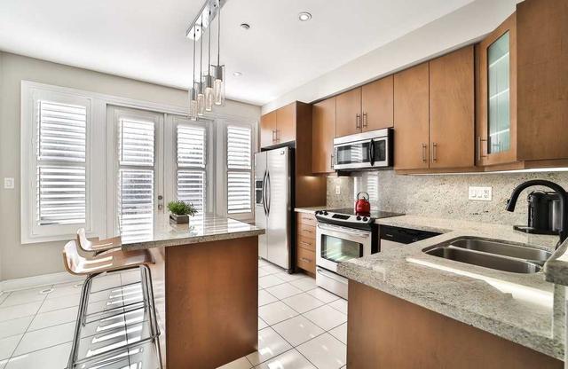 8351 Kipling Ave, House attached with 3 bedrooms, 3 bathrooms and 2 parking in Vaughan ON | Image 6