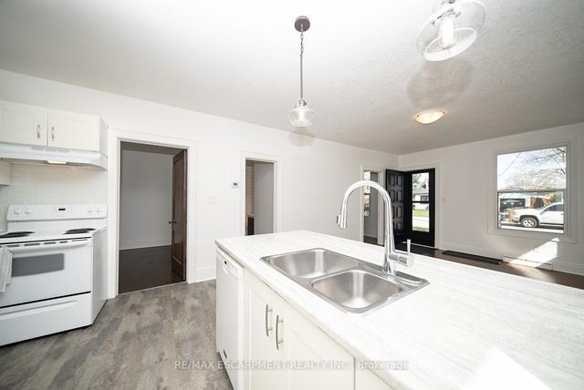 76 Baldwin Ave, House detached with 2 bedrooms, 1 bathrooms and 4 parking in Brantford ON | Image 7