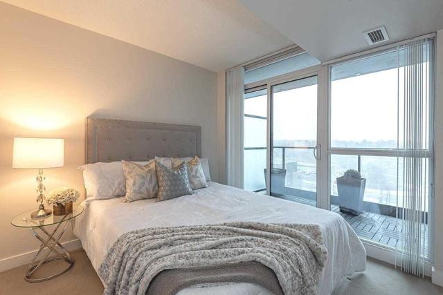 707 - 29 Singer Crt, Condo with 1 bedrooms, 1 bathrooms and 1 parking in Toronto ON | Image 2