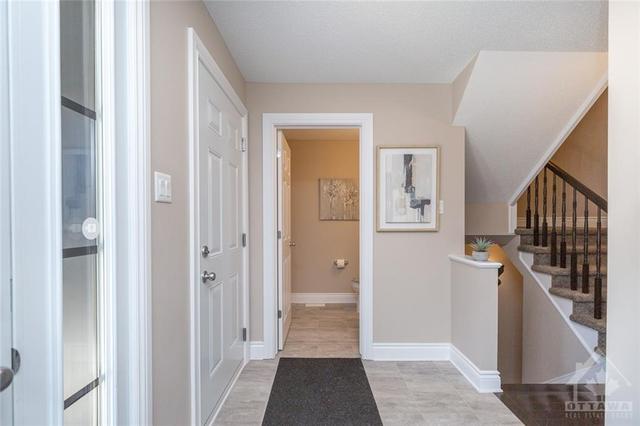 2381 Marble Crescent, Townhouse with 3 bedrooms, 2 bathrooms and 2 parking in Clarence Rockland ON | Image 5