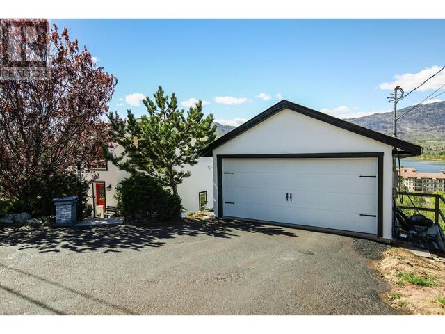 4004 39th Street, House detached with 2 bedrooms, 2 bathrooms and 3 parking in Okanagan Similkameen A BC | Image 2