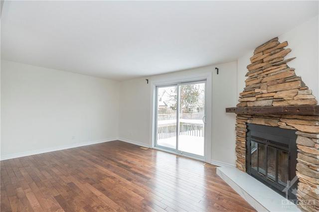 209 Sherway Drive, Townhouse with 3 bedrooms, 2 bathrooms and 3 parking in Ottawa ON | Image 6