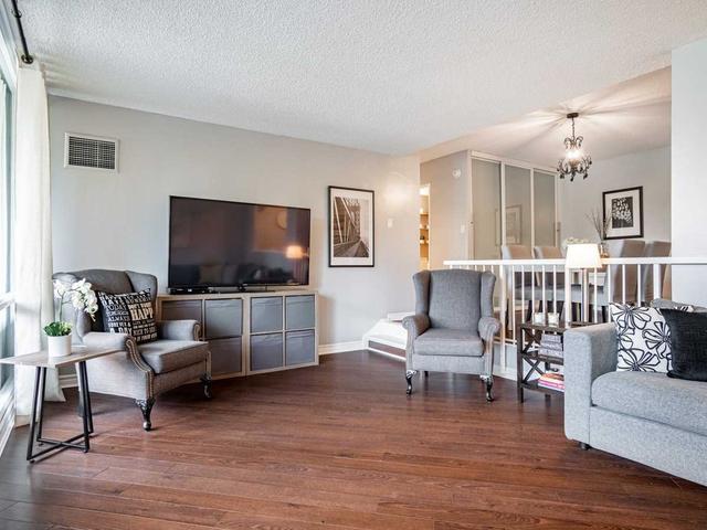 210 - 260 Scarlett Rd, Condo with 3 bedrooms, 2 bathrooms and 1 parking in Toronto ON | Image 5