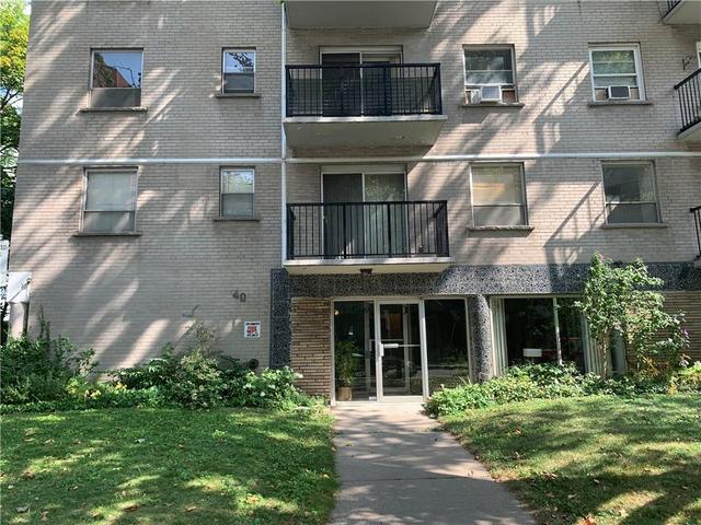 203 - 40 Robinson Street, Condo with 1 bedrooms, 1 bathrooms and 1 parking in Hamilton ON | Image 2