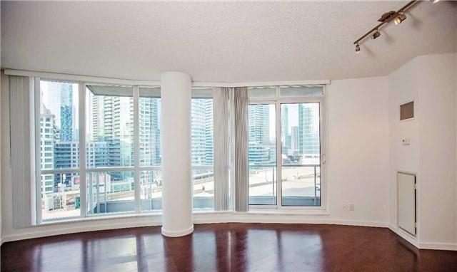 1001 - 218 Queens Quay W, Condo with 2 bedrooms, 2 bathrooms and 1 parking in Toronto ON | Image 5