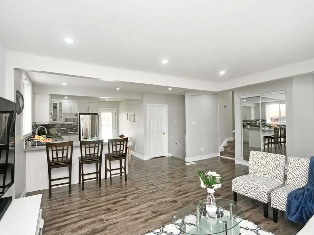23 Hadrina St, House detached with 3 bedrooms, 3 bathrooms and 6 parking in Brampton ON | Image 5