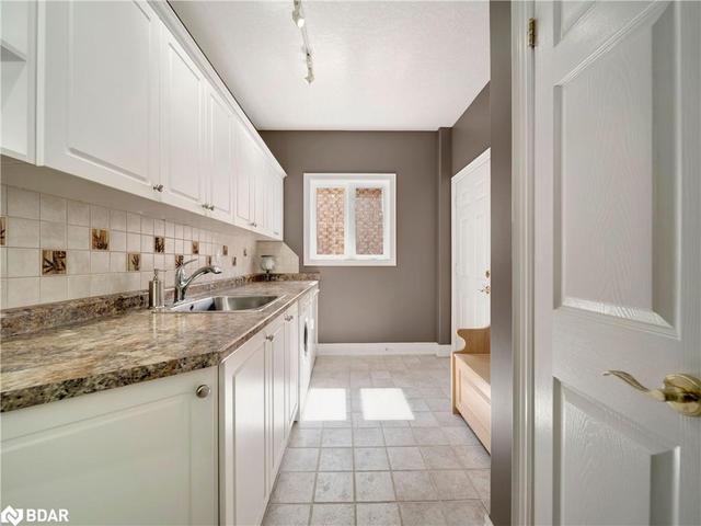 11 Hogan Court, House detached with 2 bedrooms, 3 bathrooms and 6 parking in Barrie ON | Image 9