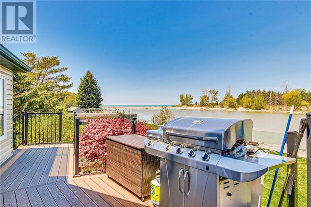 7474 Riverside Drive, House detached with 3 bedrooms, 2 bathrooms and 8 parking in Lambton Shores ON | Image 11
