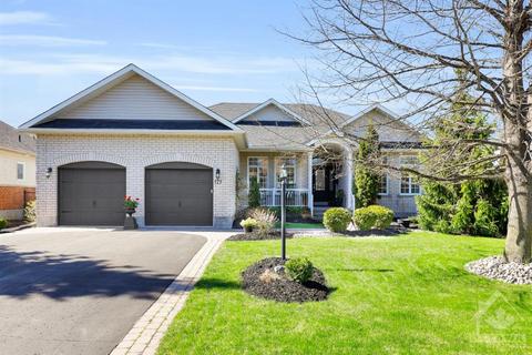 179 Glenncastle Drive, House detached with 3 bedrooms, 2 bathrooms and 4 parking in Ottawa ON | Card Image