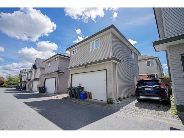 19247 68 Avenue, House detached with 5 bedrooms, 5 bathrooms and 2 parking in Surrey BC | Image 19