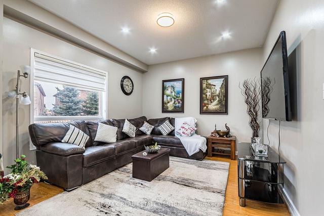 45 Commodore Dr, House semidetached with 4 bedrooms, 4 bathrooms and 4 parking in Brampton ON | Image 5