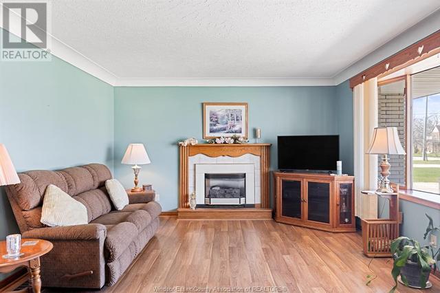 332 Laird Avenue, House detached with 3 bedrooms, 2 bathrooms and null parking in Essex ON | Image 5