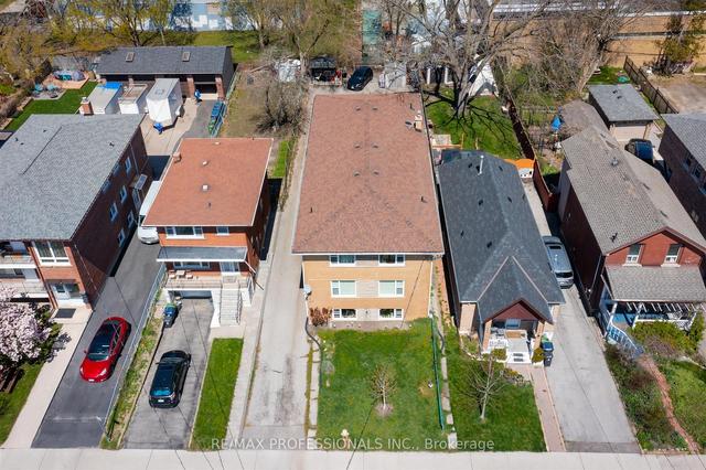 32 Vanevery St, House detached with 8 bedrooms, 6 bathrooms and 6 parking in Toronto ON | Image 6