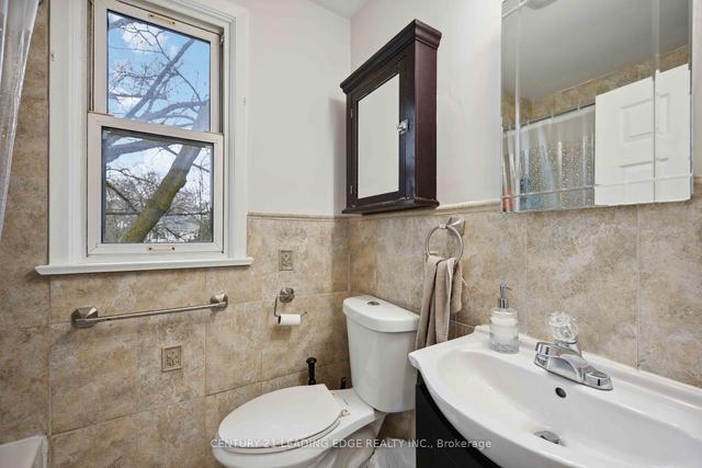8 Hallow Cres, House detached with 3 bedrooms, 3 bathrooms and 3 parking in Toronto ON | Image 10