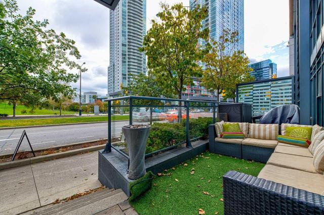 112 Fort York Blvd, Townhouse with 2 bedrooms, 3 bathrooms and 1 parking in Toronto ON | Image 1
