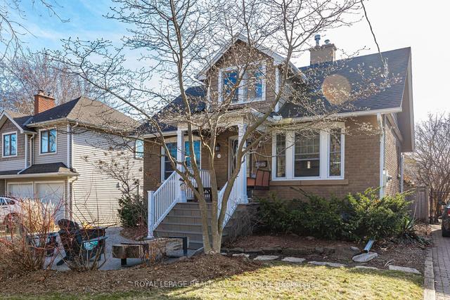 536 Woodland Ave, House detached with 2 bedrooms, 2 bathrooms and 4 parking in Burlington ON | Image 1
