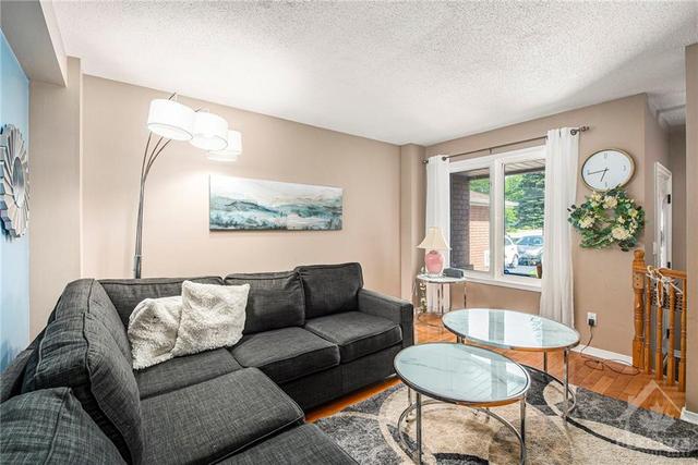 429 Wincanton Drive, Townhouse with 3 bedrooms, 3 bathrooms and 3 parking in Ottawa ON | Image 4