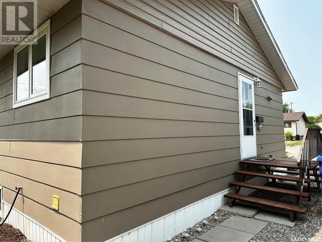 106 2nd Avenue E, House detached with 4 bedrooms, 2 bathrooms and null parking in Lampman SK | Image 45