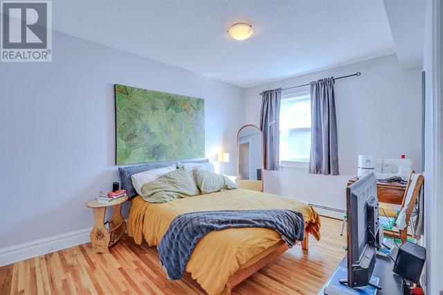 Large bright bedroom | Image 15