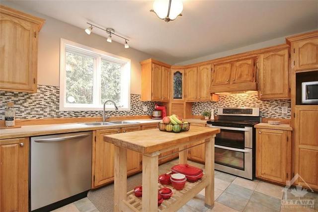 4023 Stagecoach Road, House detached with 3 bedrooms, 3 bathrooms and 6 parking in Ottawa ON | Image 11
