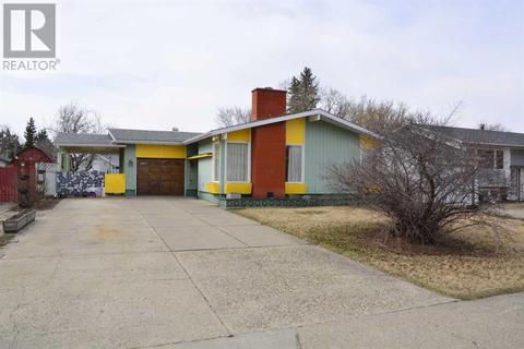 9621 83 Avenue, House detached with 3 bedrooms, 2 bathrooms and 4 parking in Peace River AB | Card Image