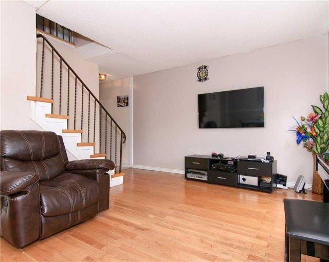 76 Dawson Cres, Townhouse with 3 bedrooms, 3 bathrooms and 2 parking in Brampton ON | Image 5