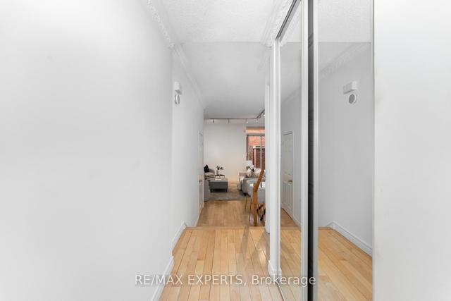1 - 52 St Nicholas St, Townhouse with 1 bedrooms, 2 bathrooms and 2 parking in Toronto ON | Image 3