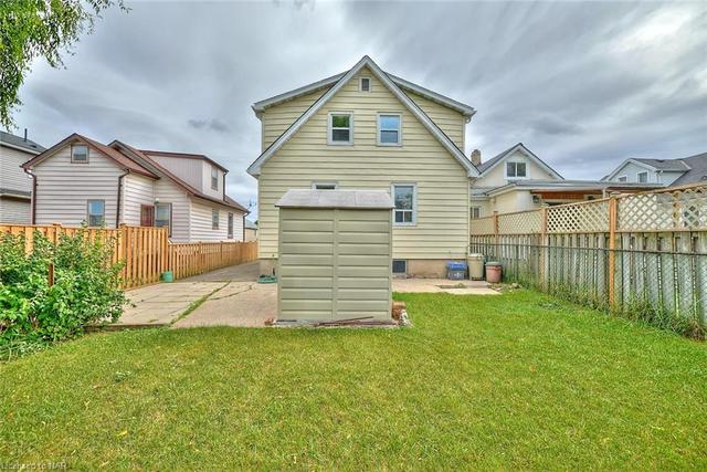 223 Niagara Street, House detached with 6 bedrooms, 2 bathrooms and 2 parking in St. Catharines ON | Image 3