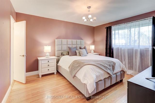 15 Deanewood Cres, House detached with 3 bedrooms, 3 bathrooms and 6 parking in Toronto ON | Image 2