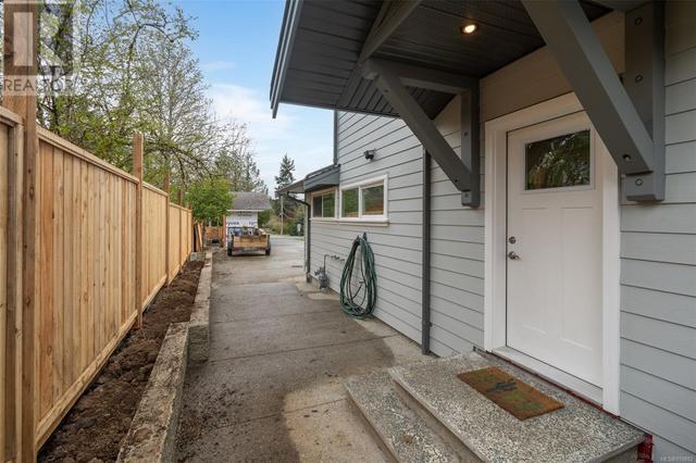 Side Yard/Entry to mudroom | Image 47