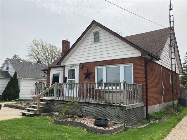 1617 Dufferin Avenue, House detached with 3 bedrooms, 1 bathrooms and 7 parking in Chatham Kent ON | Card Image