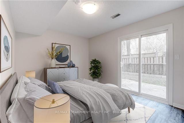d - 24 Bond St, Townhouse with 3 bedrooms, 2 bathrooms and 2 parking in Brantford ON | Image 4