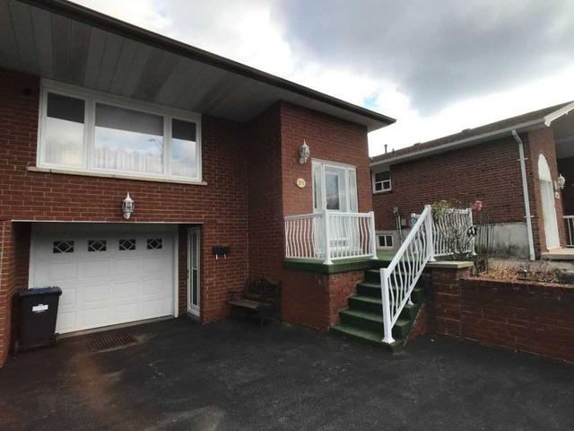2511 Trident Ave, House semidetached with 3 bedrooms, 3 bathrooms and 5 parking in Mississauga ON | Image 1