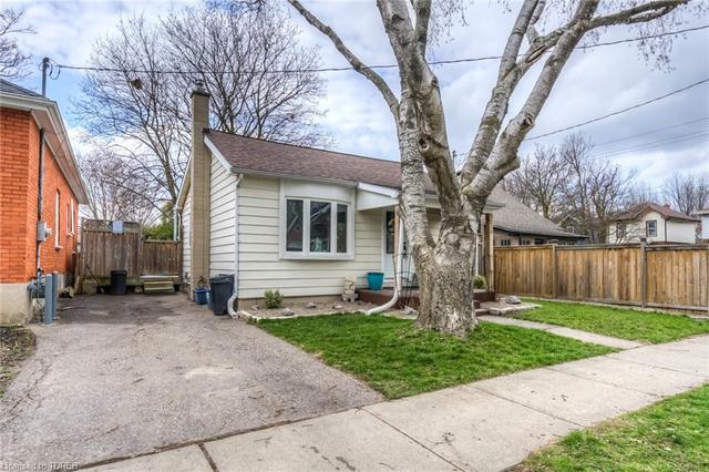 270 Brock Street, House detached with 2 bedrooms, 1 bathrooms and 2 parking in Brantford ON | Image 2