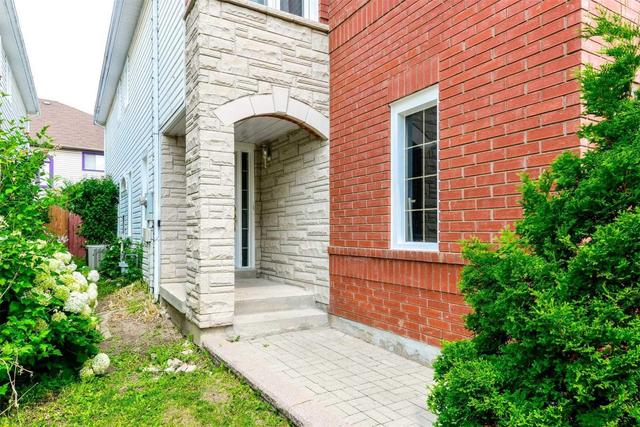 227 Pressed Brick Dr, House semidetached with 3 bedrooms, 3 bathrooms and 2 parking in Brampton ON | Image 2