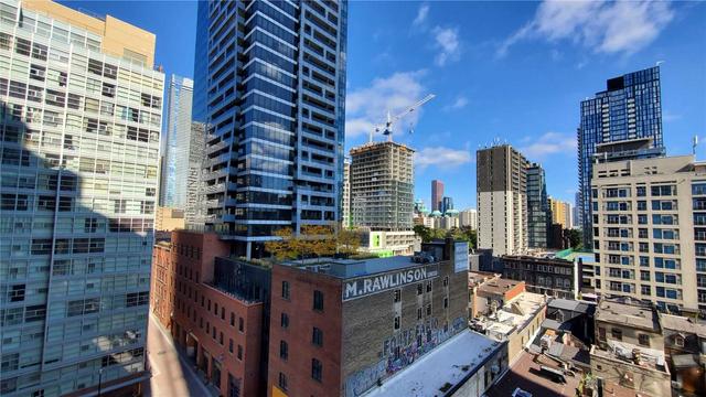1011 - 24 Wellesley St W, Condo with 2 bedrooms, 2 bathrooms and 1 parking in Toronto ON | Image 3