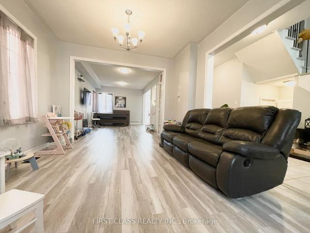 35 West Normandy Dr, House detached with 3 bedrooms, 3 bathrooms and 3 parking in Markham ON | Image 12