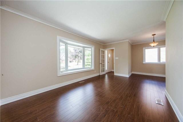 126 Bathgate Dr, House detached with 2 bedrooms, 2 bathrooms and 5 parking in Toronto ON | Image 6