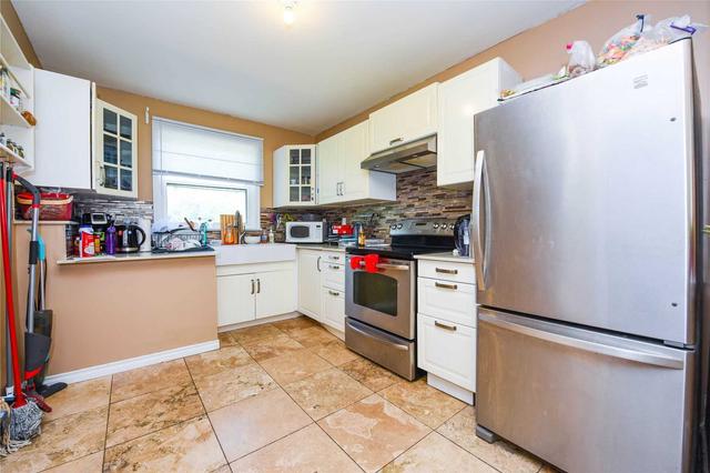 24 Edgemont Dr, House detached with 3 bedrooms, 2 bathrooms and 4 parking in Brampton ON | Image 3